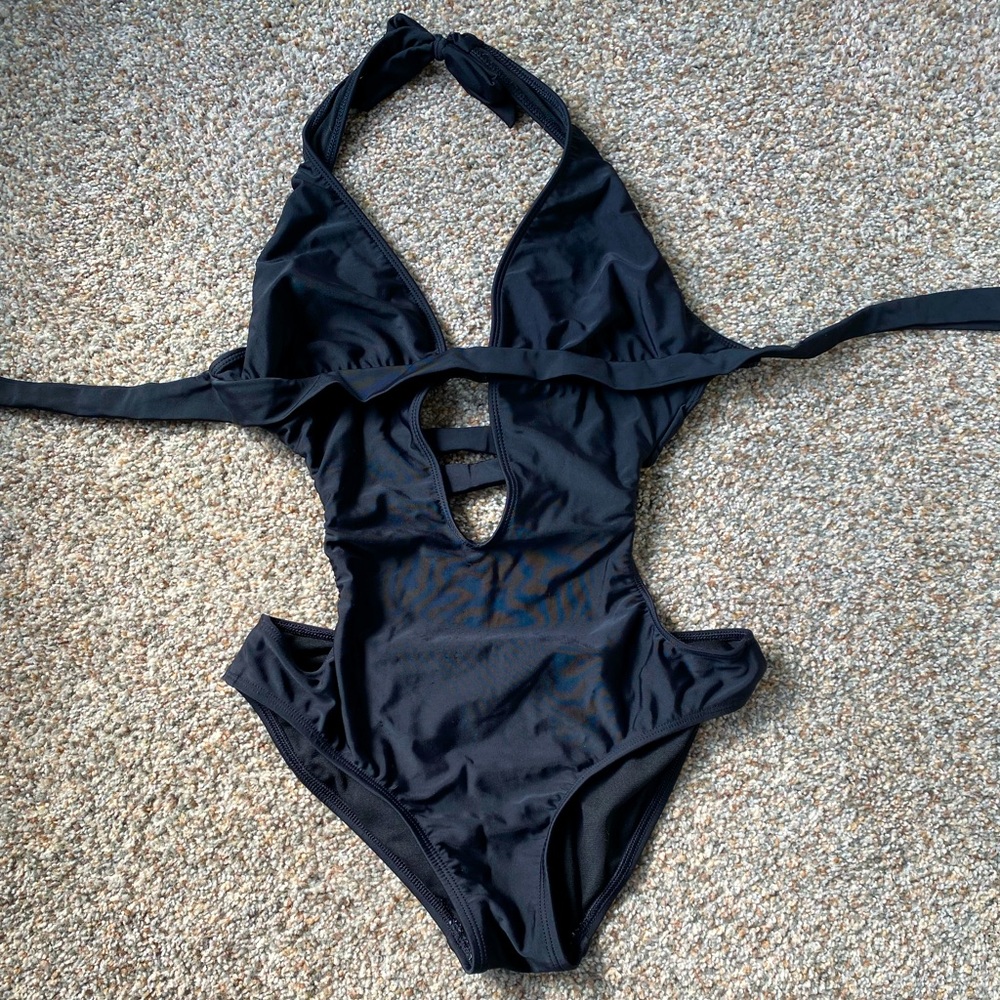 🖤 strappy cutout one piece 🖤